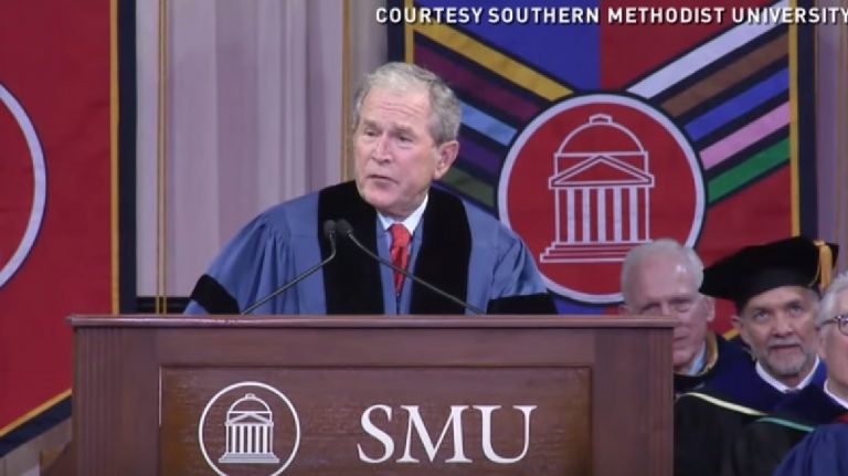 Prezydent Bush wie, jak chwalić i motywować studentów