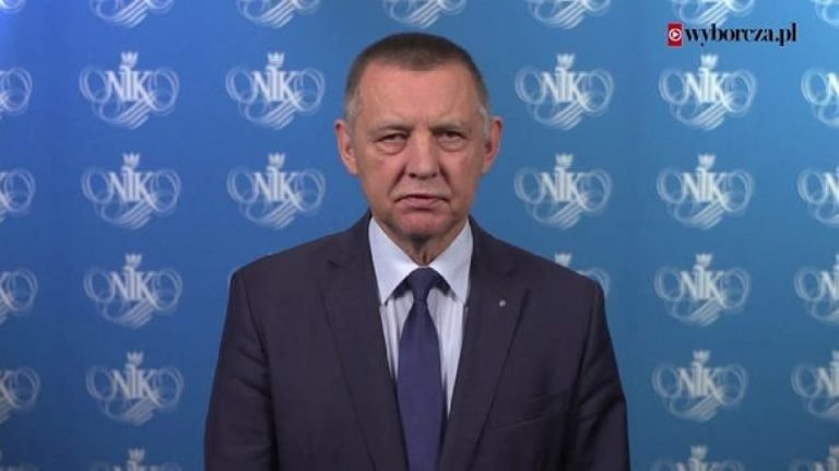 Prezes NIK-u Marian Banaś daje przykład jak forma wystąpienia niszczy treść